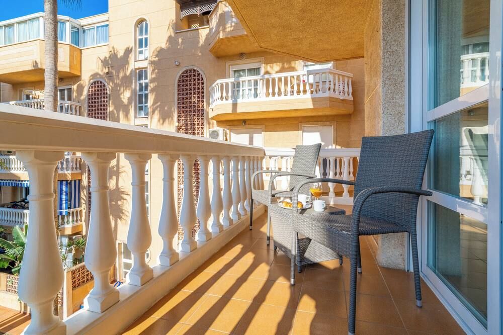 Casa Playa Guadalmar, beautiful apartment in front of the sea, wifi, AC, smart TV, Private parking - ملقة - شرفة