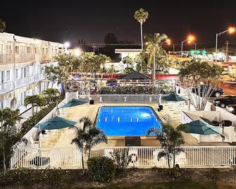 Lantern Inn & Suites - סראסוטה - בריכה