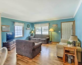 Mears Abode with Pool Access, Near Silver Lake! - Mears - Sala de estar