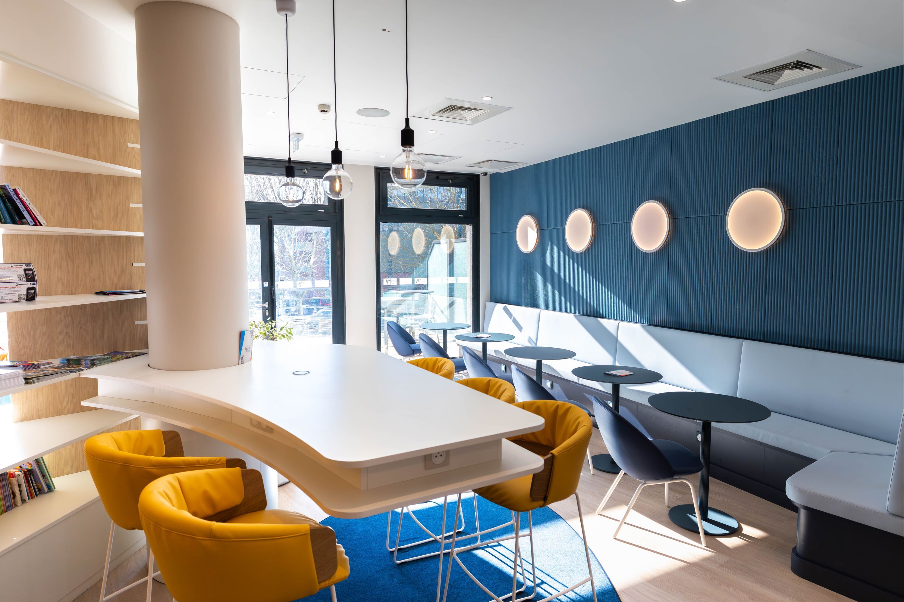 Holiday Inn Express Arras By IHG - Arras - Bar