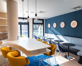 Holiday Inn Express Arras By IHG - Arras - Bar