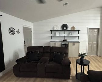 Cozy Desert Home Near Mountain View - Thatcher - Sala de estar