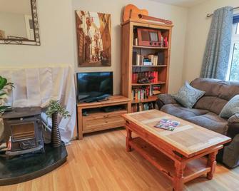 Kits Cottage - Carrick - Living room