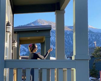 Cozy 1BR tiny home cabin with mountain views in Mammoth Lakes - Mammoth Lakes - Balcony