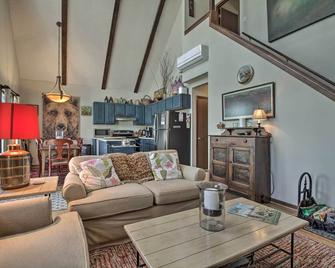 Cozy Wintergreen Cabin Near Mountain Inn & Slopes! - Wintergreen - Living room