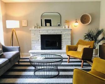 Stylish Lake Harriet home with backyard retreat - 明尼阿波利斯 - 客廳
