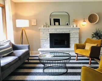 Stylish Lake Harriet home with backyard retreat - Mineápolis - Sala de estar