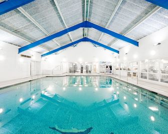 Holiday Inn Maidstone - Sevenoaks By IHG - Sevenoaks - Piscina