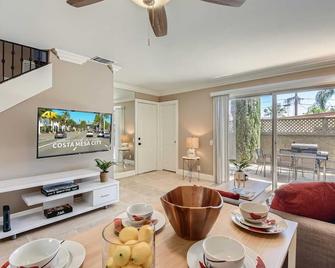 Spacious 3br/Yard/Bbq/Games/Free Parking! (0r2) - Costa Mesa - Living room