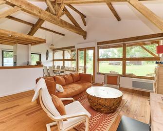 Maison Landaise Rénovée Avec Terrain Dans Zone Naturelle à 5 min des Plages - Messanges - Living room