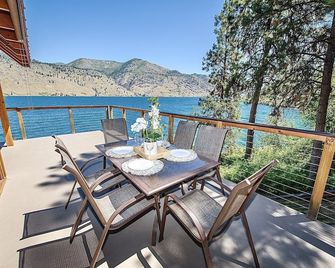 Find serenity with a secluded lakefront cabin | Lake views + Lake Access - Chelan - Balcony