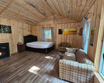 Rustic Off Grid Cabin. Pet Friendly, Private environment - South River - Bedroom