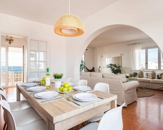 Villa Antonita by Villa Plus - Cala Santandria - Comedor