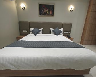 Hotel Urban Heights - Alwar - Slaapkamer