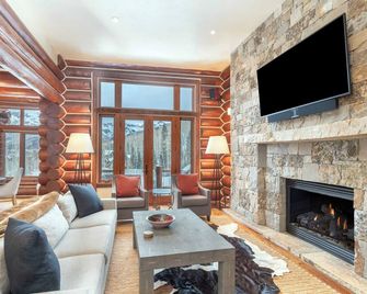 Villas At Tristant 137 by Avantstay Ski In/ Ski Out Home w/ Panoramic Views & Hot Tub - Telluride - Living room