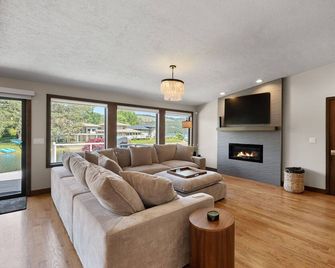 Lakeside Liberty Lake Home • Private Beach Acces - Liberty Lake