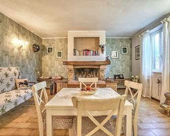 Elegant Holiday Home in Fabrica di Roma near Theatre - Vaticano - Comedor