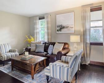 Charming Carnegie Cottage 15 Minutes from Airport & Downtown - Carnegie - Living room