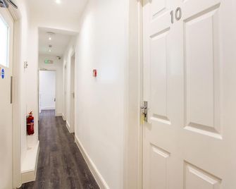 Broadway Inn - Southall - Hallway