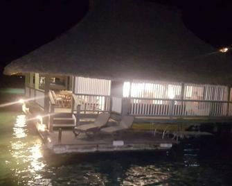 Gorgeous Over Water Bungalow in Bora Bora. Perfect spot Honeymooners & Families - Vaitape - Patio