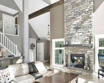 Beautiful House at the Lake! - Rimbey - Вітальня