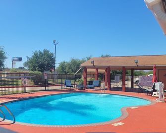 Cotulla Whitten Inn - Cotulla - Piscina