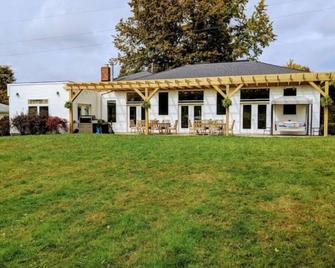 Luxury Farm Getaway at Sunset Hill - Meadville - Building