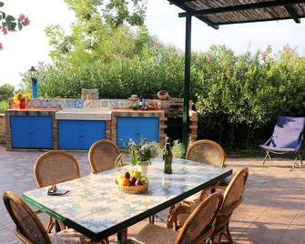 Casa Capri, for 4 people with shared swimming pool and access to the beach - Ricadi - Patio