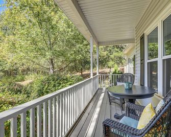 Walk to Trails: Peaceful Family Home in Braselton - Braselton - Balkón