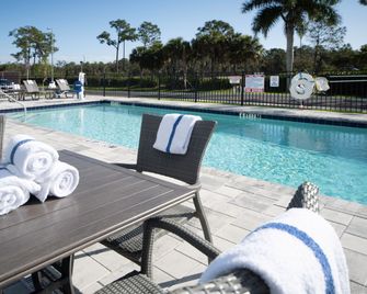 Holiday Inn Express & Suites Fort Myers Airport By IHG - Fort Myers - Piscina
