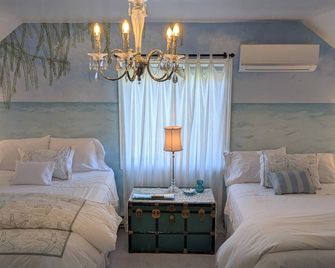 Great cottage on the lake with sunset views, king bed & steps from Point Pelee - Leamington - Bedroom