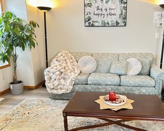 Spacious Cozy Cove Retreat / 6br / 4ba / 2kitchen / Ac / Bbq - Sylvan Lake - Sala de estar
