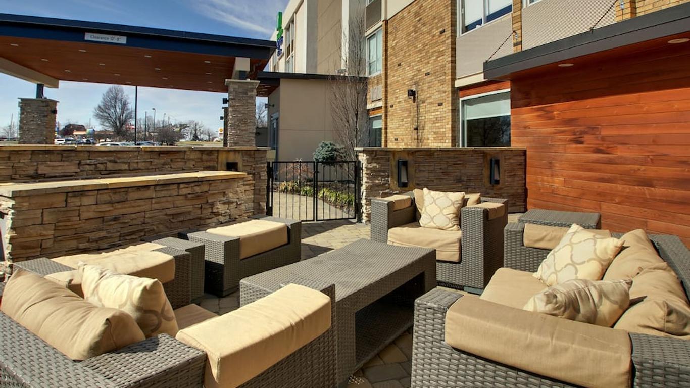 Holiday Inn Express & Suites Wapakoneta