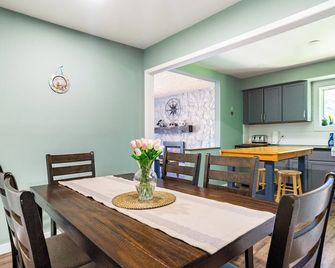 Beautiful waterfront cottage w/ hot tub, firepit, fireplace and so much more! - Tweed - Dining room