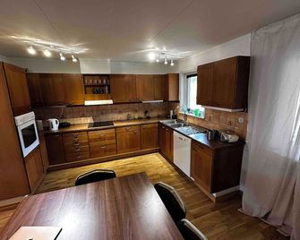 Ateljé i villa Dörarp stort rum och uteplats - Vittaryd - Cocina