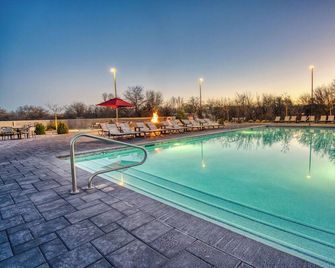 Premium Cabin Sleeps 8 (2 Bedroom w/loft and sofa sleeper) at Riverfront Resort - Camp Verde - Pool