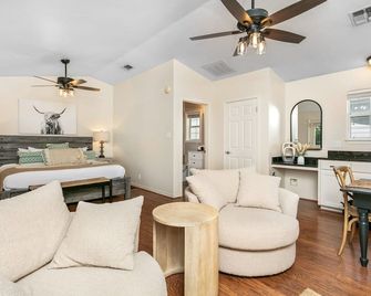 Main Street Retreat Cotswold Bungalow | King Bed | Shared Hot Tub/Pool - Fredericksburg - Sala de estar