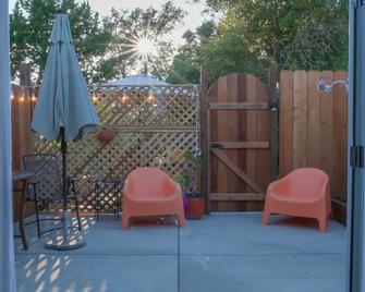 Charming cottage in welcoming El Cerrito with luxury touches and great location! - El Cerrito - Patio