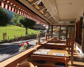 Swiss Lodge Hotel Bernerhof - לאוטרברונן - מסעדה