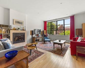 Dean House by Rove | 4BR Terrace, Garden & Skyline - Brooklyn - Vardagsrum