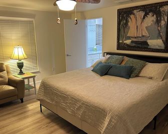 Big Roomy Beach Cottage: 4 bd/3 ba -2,000 sq ft; 100 ft to beach path; priv pool - Sarasota - Bedroom