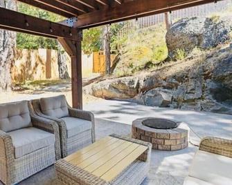 Ocean, Islands, Mountain View. Ferry & boat traffic. Hot tub. Private & gated. - Pender Island - Patio
