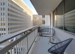Enjoy your stay at this condo in Crystal City - Arlington - Balkon