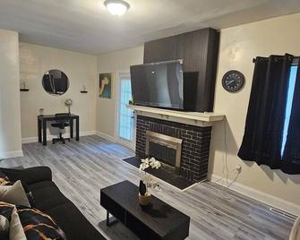 Charming newly renovated 2-bedroom house with AC, WiFi in nice neighborhood - Danville