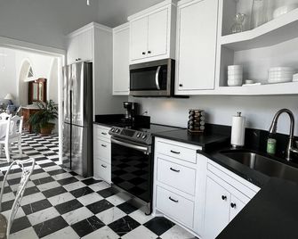 Huge, historic, beautiful 1 bdrm at Layton Castle - Монро - Кухня