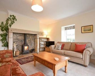 Dunrovin, Pet Friendly, With Open Fire In Beadnell - Beadnell - Living room