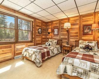 Lakefront Lodge-Private Dock-Swimming-Game Room - Crivitz - Habitación