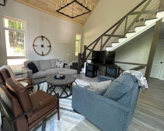 Gorgeous new 3 bdr house right by entrance to Dale Hollow Lake State Resort Park - Burkesville - Living room