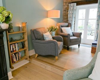 Melvin Cottage - Beaumaris - Living room