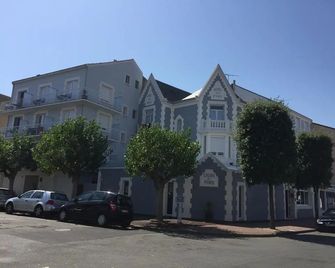 Hotel Le Calme Des Pins Spa - Les Sables-d'Olonne - Building